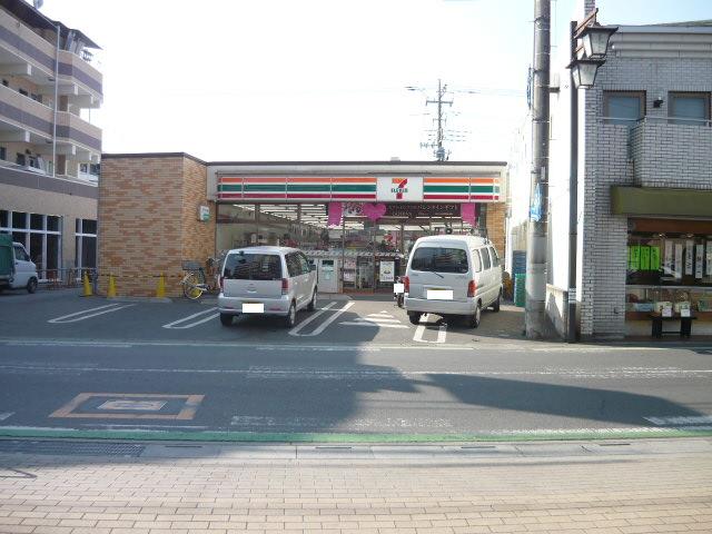 Convenience store. 500m to Seven-Eleven (convenience store)