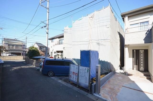 Local photos, including front road. Selling local (2013 December 24 shooting)