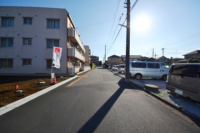 Local photos, including front road. Road opposite is open in the parking lot.