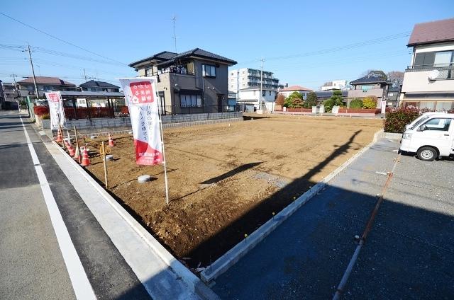 Local land photo. 6 section of the subdivision to be born in a good residential area with well-equipped compartment. In all sections 6 public road surface, Car passing and garage is also Easy. (2013 December 3 shooting)