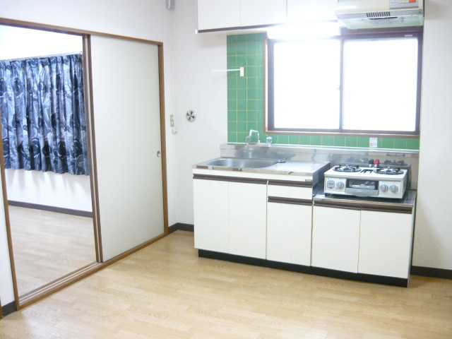 Kitchen. Gas stove installation Allowed. The window is also available and easy ventilation.