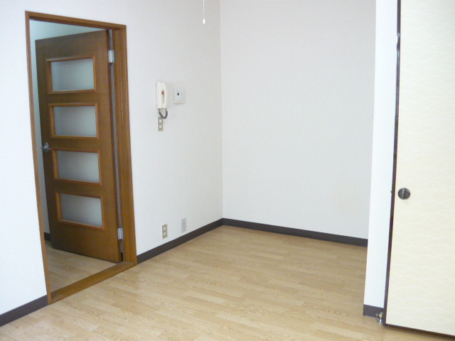 Living and room. The DK is equipped with intercom.