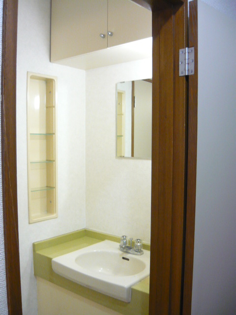 Other room space. Independent wash basin