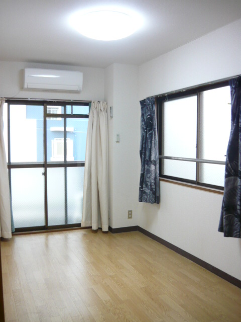 Balcony. Western-style two-sided lighting. It is air-conditioned.