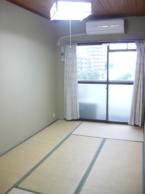Other room space. Japanese-style room 6 tatami. It is air-conditioned.