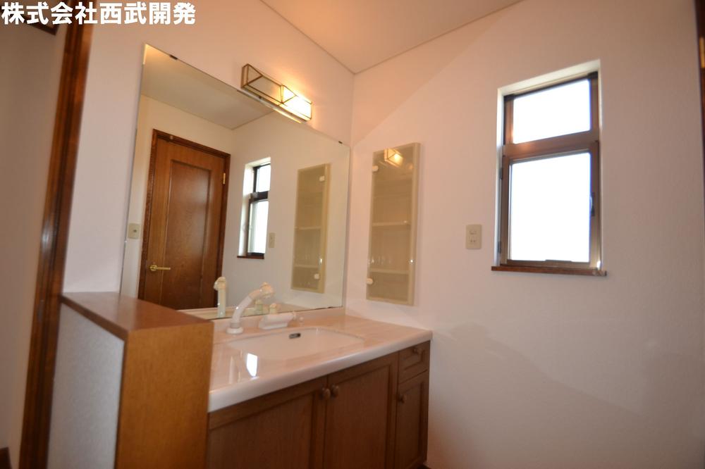 Wash basin, toilet. Washroom