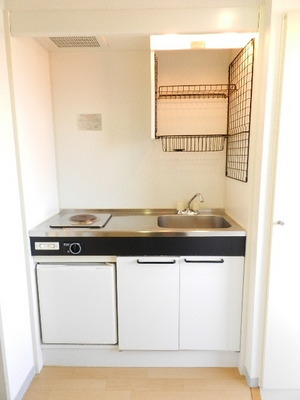 Kitchen. IH stove With mini fridge