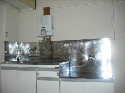 Kitchen. Gas stove 2 burners installed Allowed