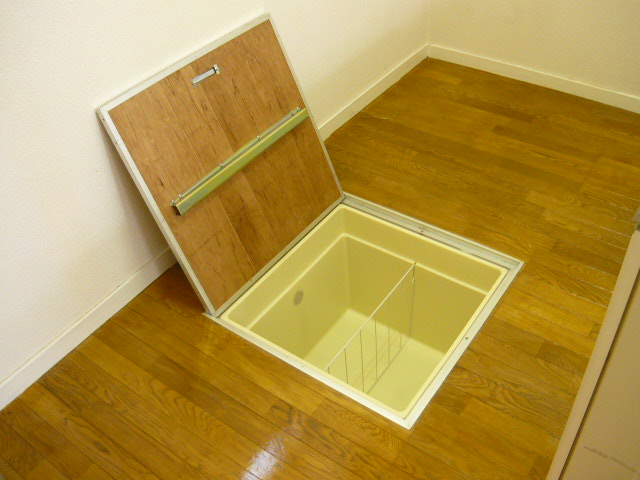 Living and room. There is under-floor storage. Convenient to seasonings and drink of stock.