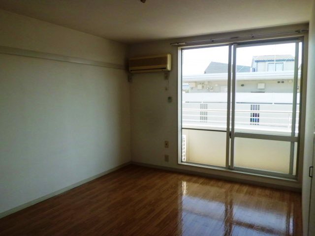 Other room space. South 6 tatami Western-style. There is one group air conditioning.