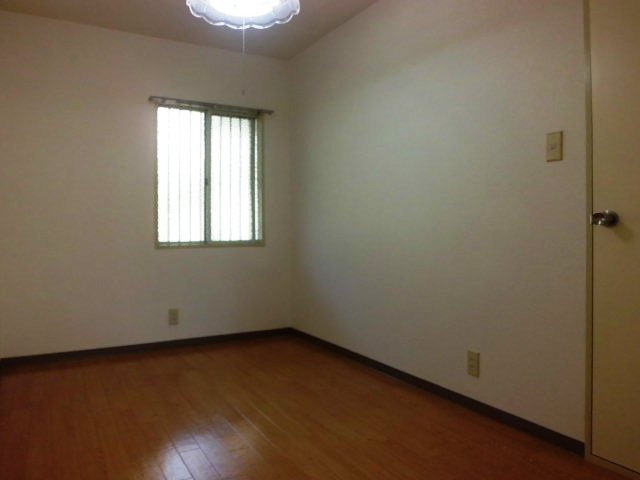 Other room space. 6 tatami Western-style. The south Japanese-style you can back and forth because it is separated by a sliding door.