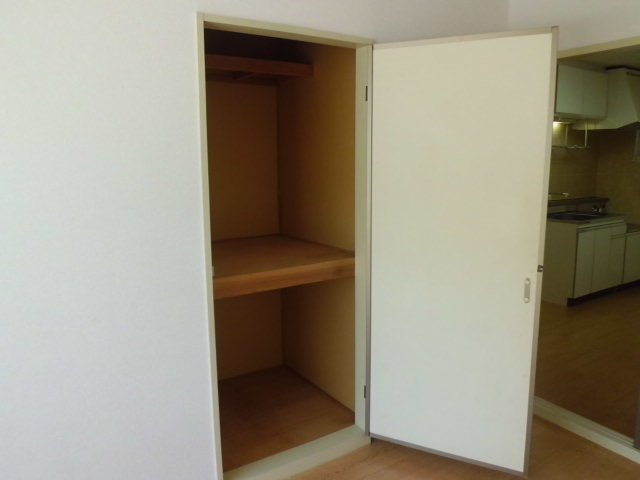 Receipt. South Western-style 6 tatami storage. Convenient little storage such as the family of luggage.