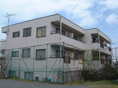 Building appearance. The surroundings are lush environment
