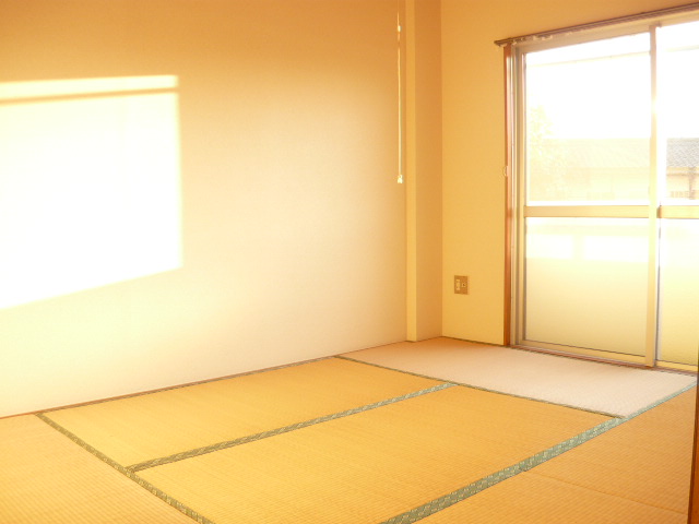 Other room space. Japanese-style rooms are also facing the veranda