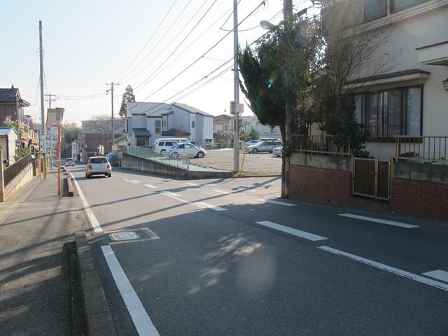 Local photos, including front road. Quiet residential area