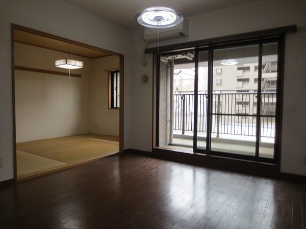 Living. You can use spacious and connect with the next to the Japanese-style room.