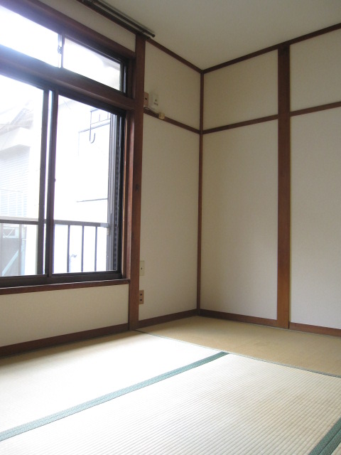 Other room space. 6-mat Japanese-style room. It is a bright room with a column window.