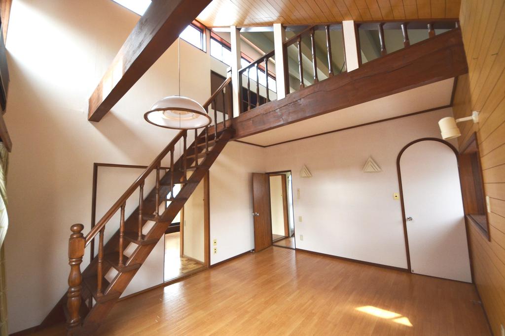 Other room space. Ceiling height is higher open!