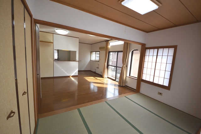Living and room. It is very spacious LDK!