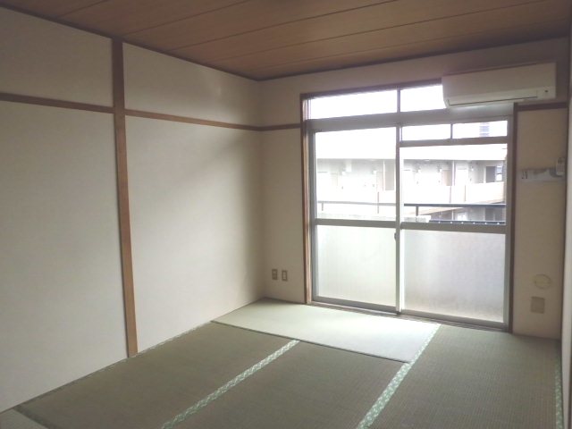 Other room space. 6-mat Japanese-style room. Bright living room on the veranda surface