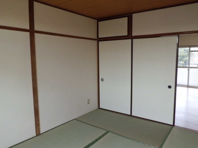 Receipt. Japanese-style storage. Upper closet with even here. Convenient to stockpile storage