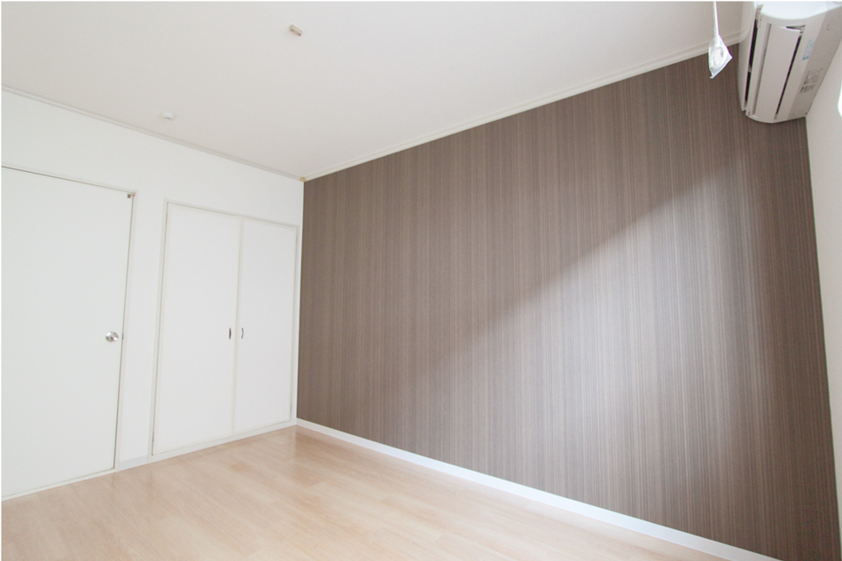 Living and room. Also shine interior!