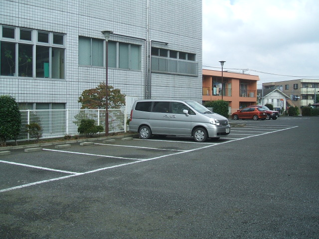 Parking lot. On-site parking. Spacious and has parking also safe (another contract)