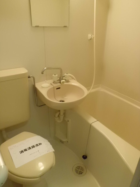 Bath. 3-point unit bus.