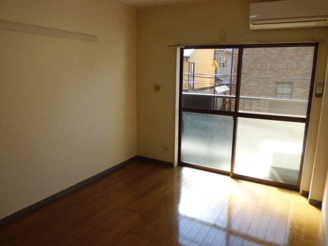 Other room space. 6 Pledge flooring Western-style. Air-conditioned south-facing sunny