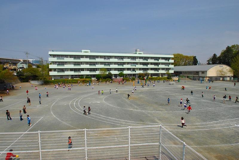 Primary school. Tokorozawa Municipal Kitaakitsu to elementary school 460m