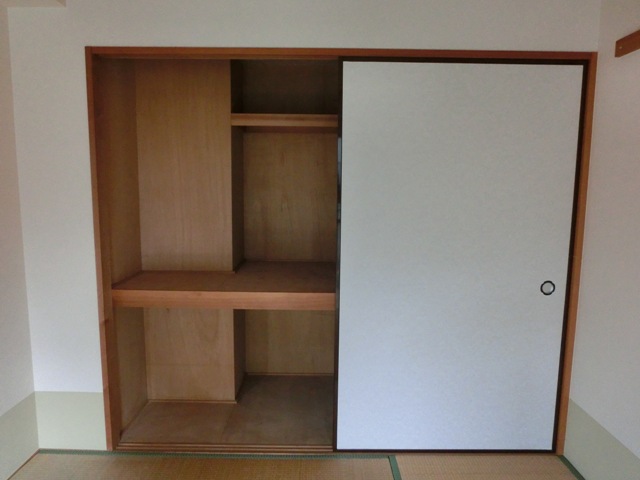 Receipt. 6 Pledge Japanese-style closet. There is also plenty of storage upper.