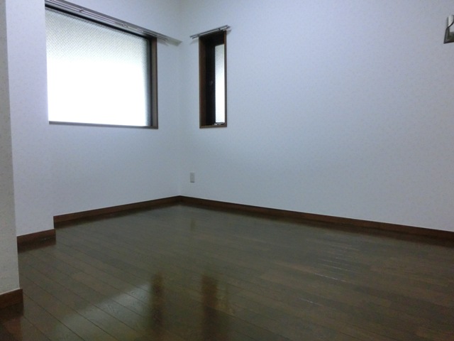 Other room space. 6 Pledge Western-style. Bright living room there is a window in the shared hallway side