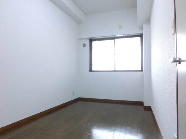 Other room space. 4.8 Pledge Western-style. Ceiling is also a feeling of opening at elevated room. Such as the bedroom