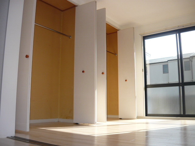 Other. Western-style housing. Even two plenty of storage with a hanger pipe