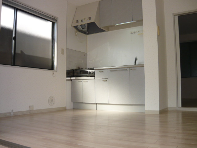 Living and room. There is a window in the dining, Convenient to ventilation
