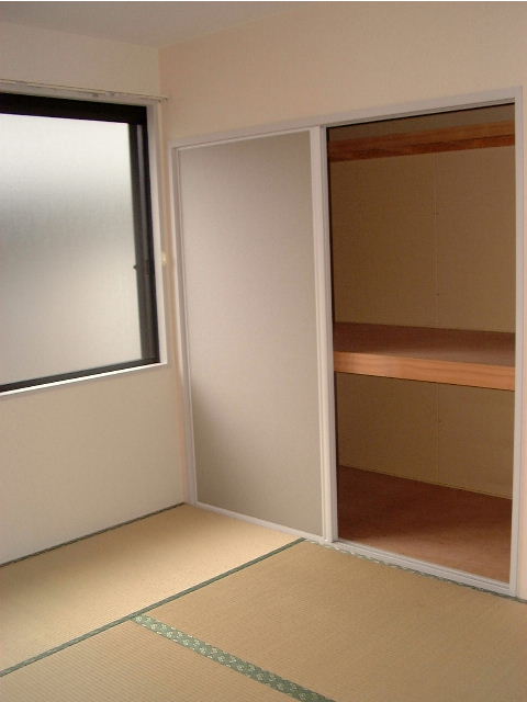 Receipt. Japanese-style closet. There is also a convenient, such as on the season replacing the top