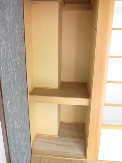 Receipt. Western-style housing. Convenient to season goods storage