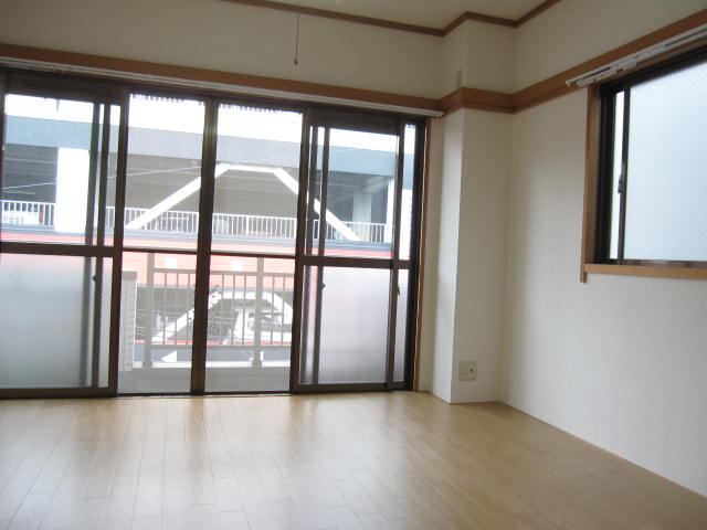Other room space. It was renovated Japanese-style Western-style. 2 side lighting of the room.