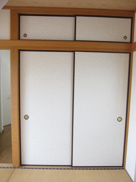 Receipt. closet. Also useful in sorting with the upper closet