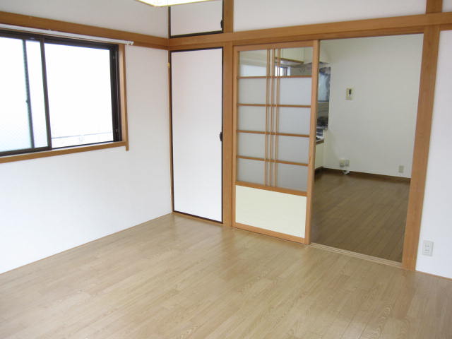 Other room space. From Western-style another angle. DK and are separated by a glass door