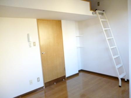 Living and room. Western style room. Loft under partial