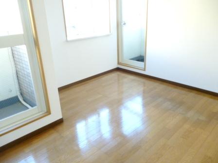 Living and room. Bright Western-style, Windows are three places