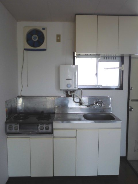 Kitchen. A window kitchen. Soon it will be hot water with the instantaneous water heater. 