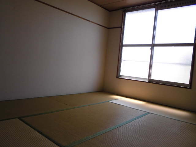 Other room space. 6-mat Japanese-style room. There is also effective use of the room closet