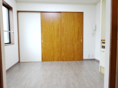 Other room space. Bright DK