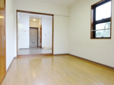 Living and room. I'm glad all rooms Western-style