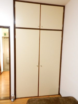 Receipt. With storage upper closet