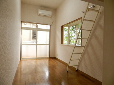 Living and room. Than Western-style entrance