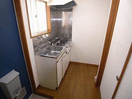 Living and room. Entrance immediately kitchen. Efficiency is good can work with less movement