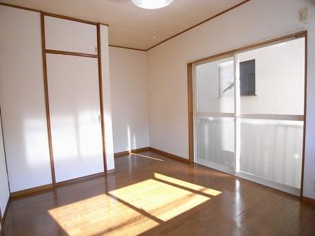 Other room space. Western-style from a different angle